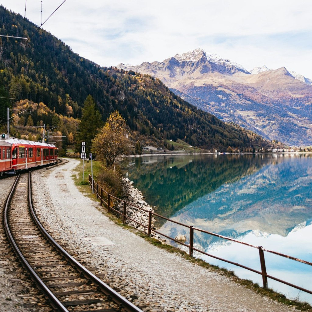 Comer See & St. Moritz: Tagestour ab Mailand + Fahrt mit der roten Bernina-Bahn & Bootstouren