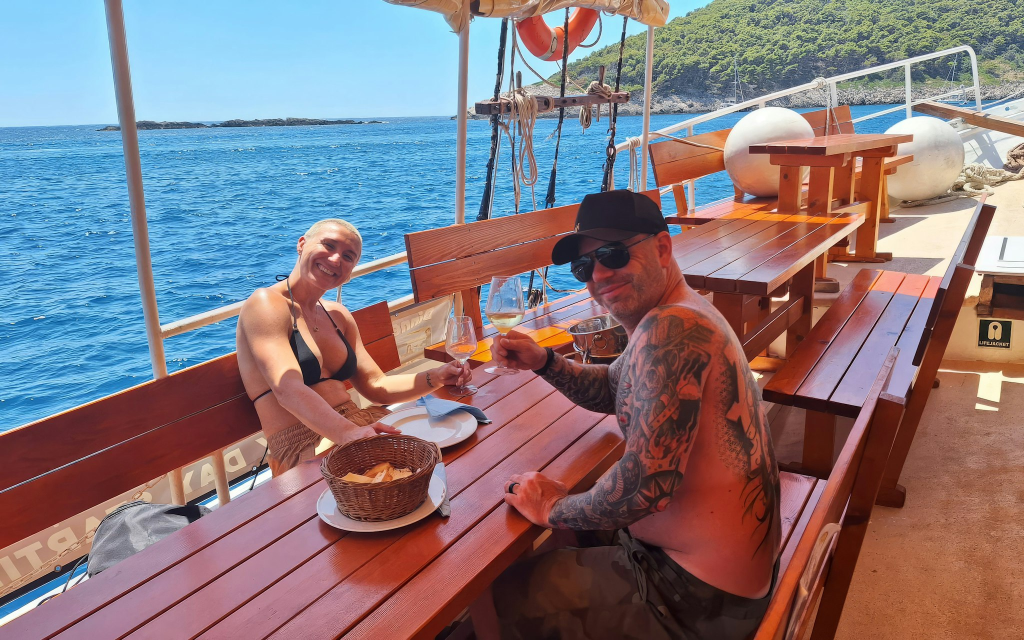 Almuerzo a bordo frente a los muros de las ciudades de Dubrovnik (Lunch on Board in Front of Dubrovnik City Walls)