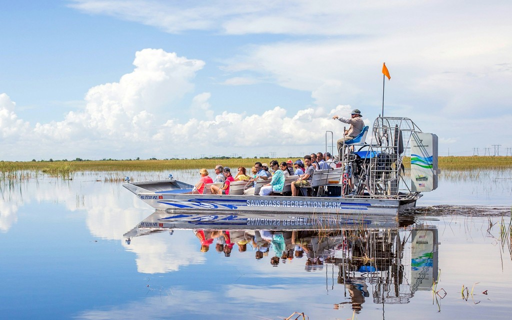 Miami: Tour en hidrodeslizador por Everglades Holiday Park con espectáculo de caimanes (Airboat Tour with Wildlife Show & Transportation from Miami)