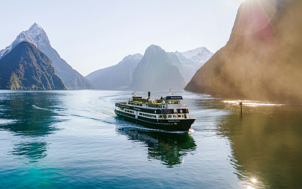 Milford Sound Schifffahrt mit mehreren Aussichtsdecks von RealNZ (Aboard Sovereign & Monarch: Luxury Indoor Lounge)