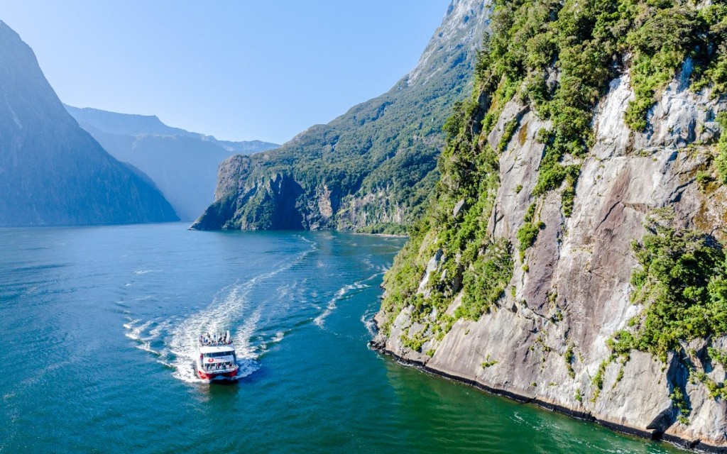 Milford Sound Natur Schifffahrt mit Cascade Lounge (11:15am Milford Sound Nature Cruise with Cascade Lounge Upgrade)