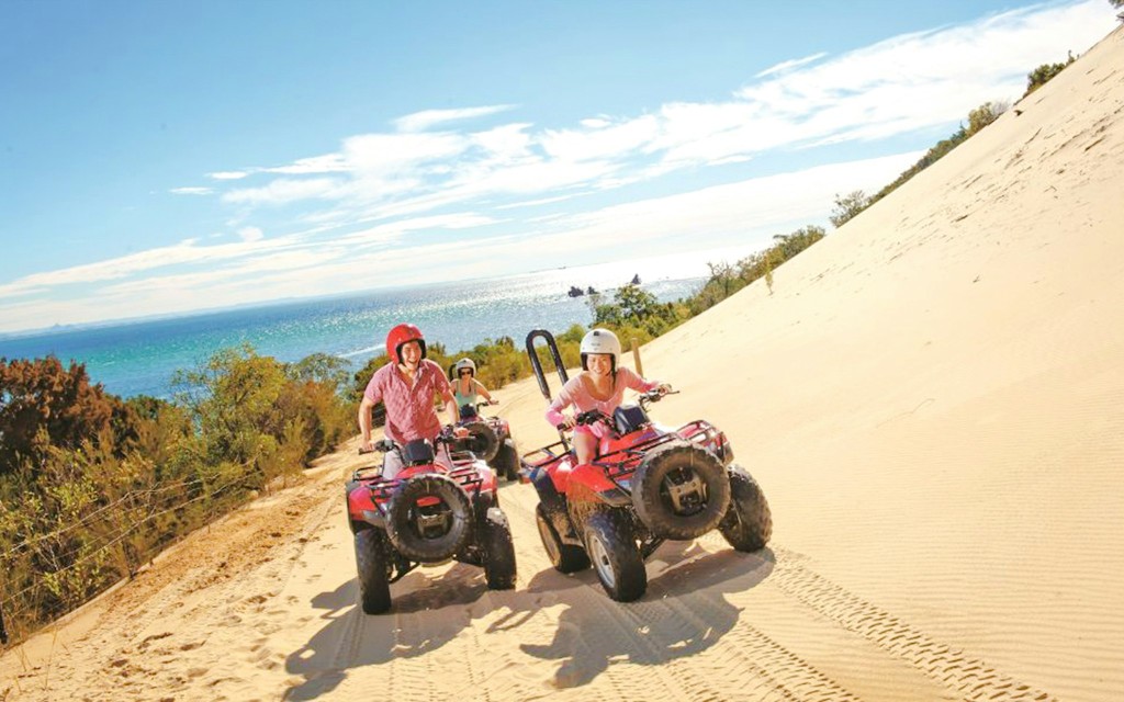 Moreton Island: Tangalooma Resort Cruise mit Quad Tour und Delfinfütterung (Moreton Island: Tangalooma Resort Cruise with Quad Bike Tour and Dolphin Feeding)