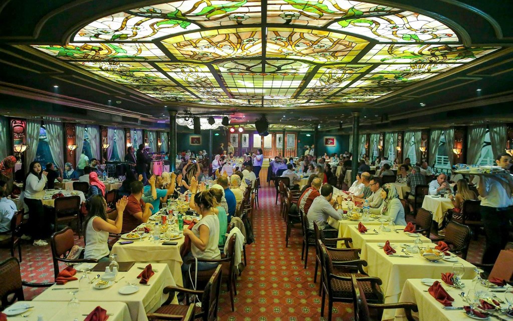 Nile Maxim Luxus-Bootsfahrt in Kairo mit Abendessen und Live-Unterhaltung (Dinner Cruise + Transfers)