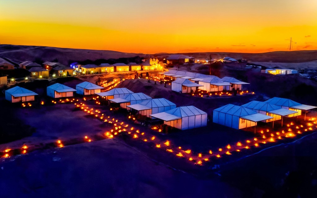 Übernachtung in der Wüste von Agafay mit Dinner-Show und Zugang zum Pool ( Premium Private Accommodation)