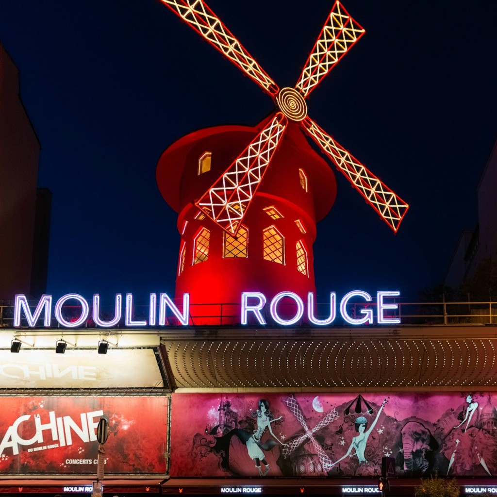Paris: Nächtliche Stadtrundfahrt mit Bus + Moulin Rouge Show - With 1 Glass of Champagne