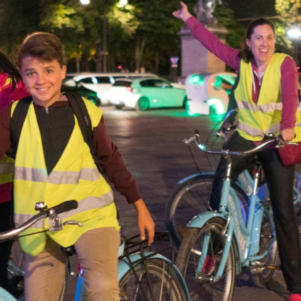 Paris : Tour à vélo en soirée + 1 heure de croisière en bateau