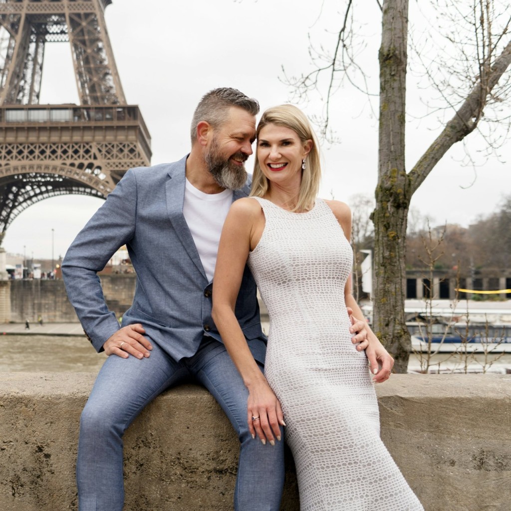 Paris: Professional Photoshoot at Eiffel Tower - 30 Minutes