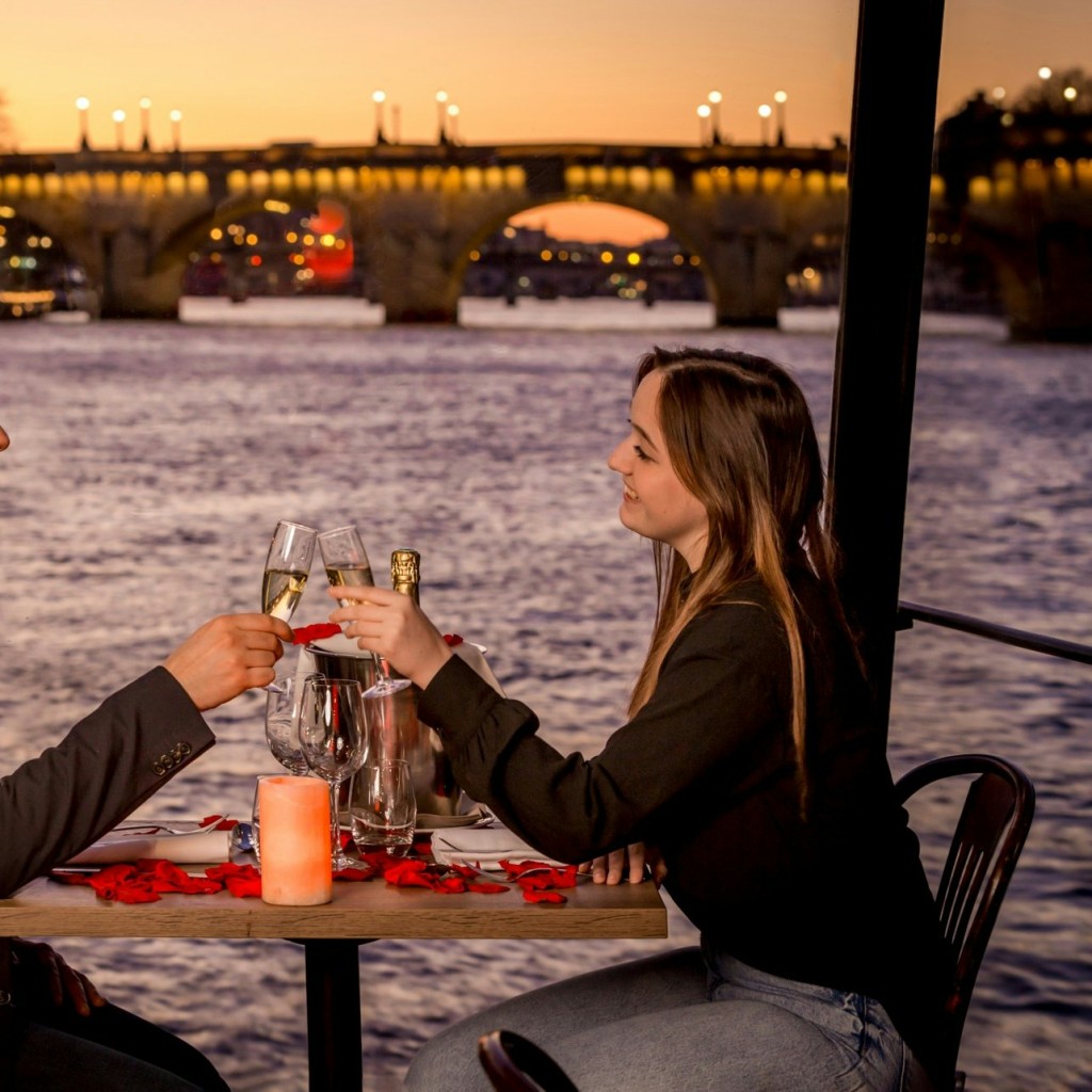 Parigi: Cena in barca sulla Senna + Accesso alla Torre Eiffel + Moulin Rouge - Glass of Champagne