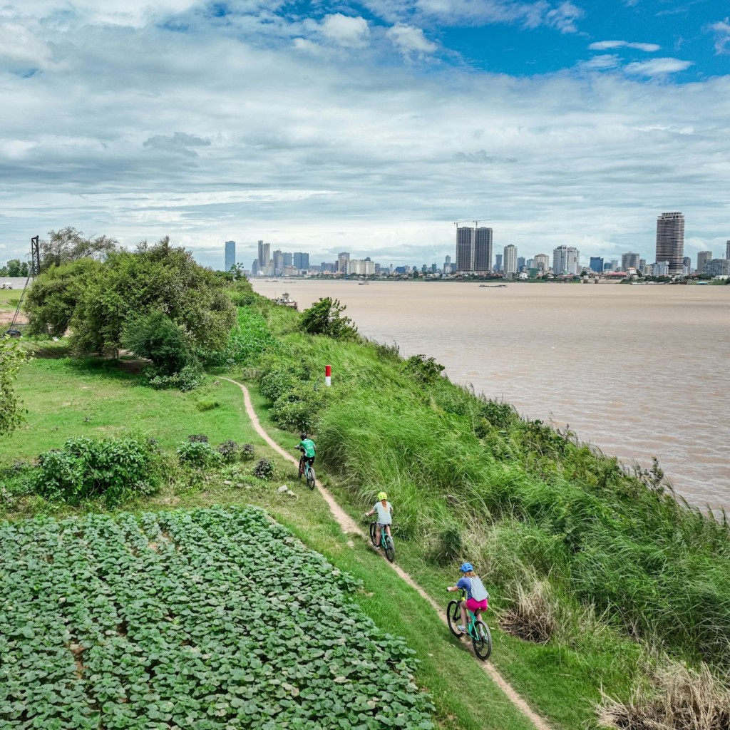 Phnom Penh: Visita guiada en bicicleta i barca al capvespre + Trasllats