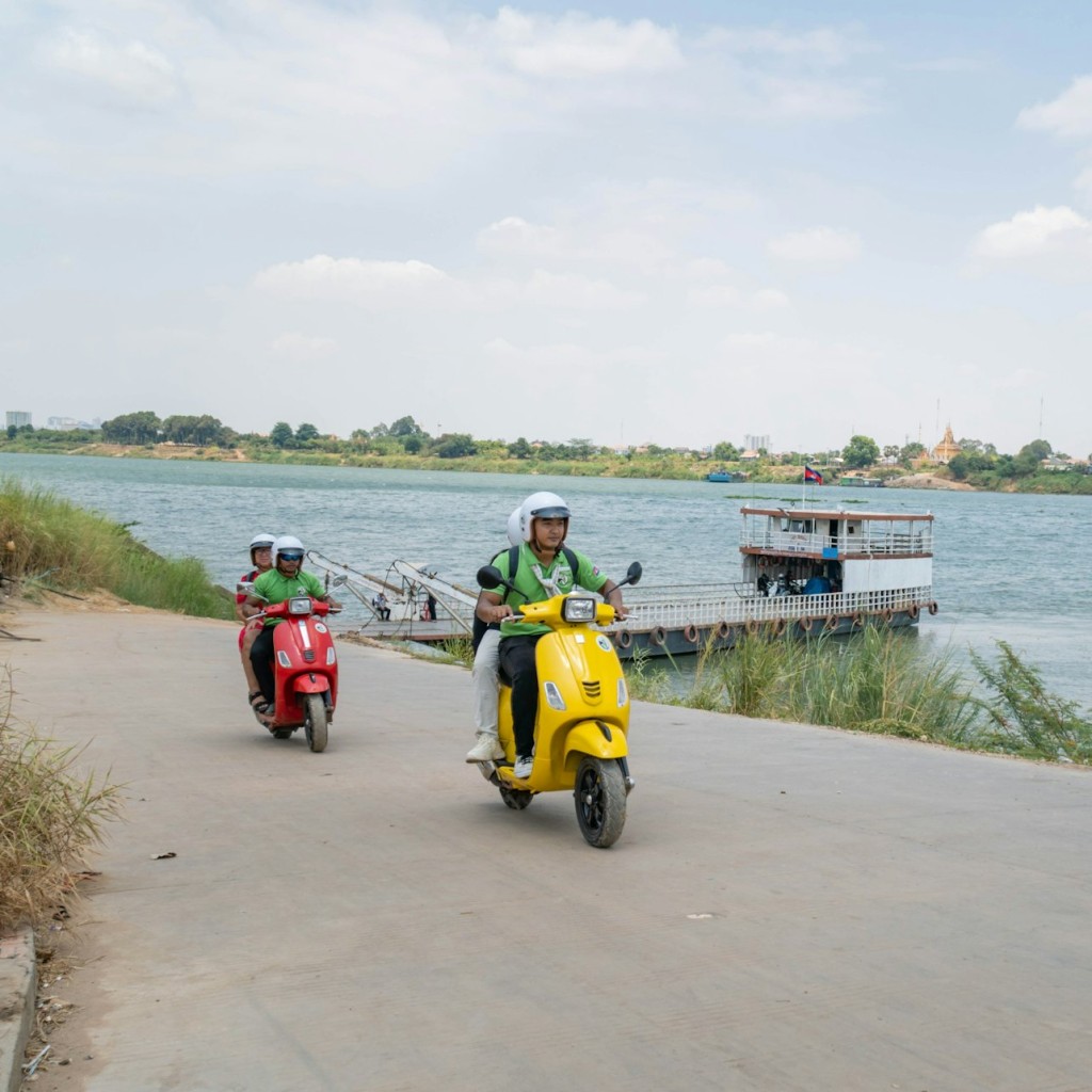 Phnom Penh: Passeio de Vespa pela Ilha da Seda de meio dia + traslados