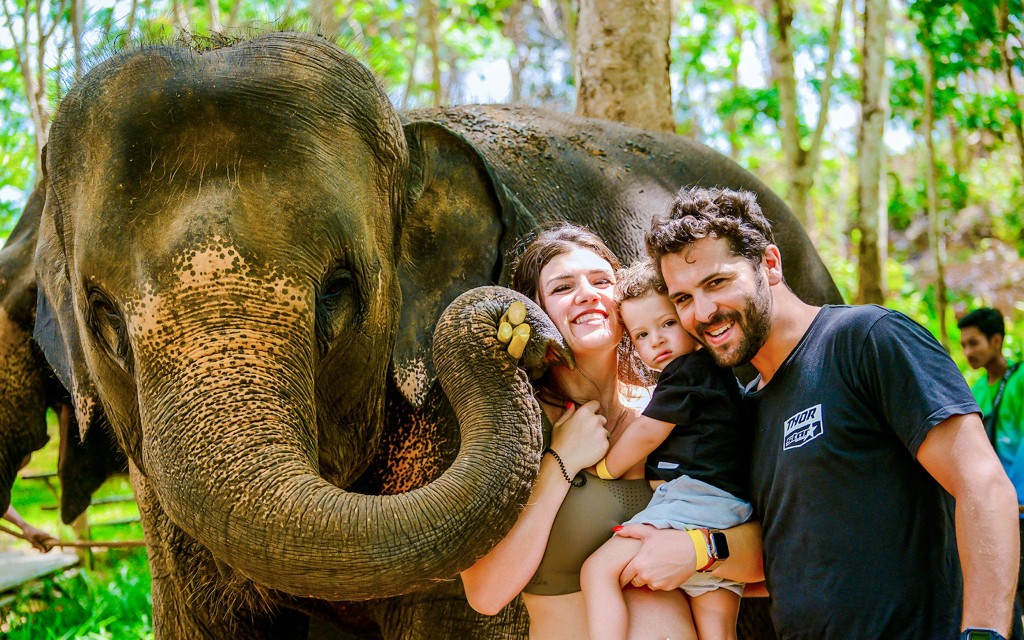 Elefanten füttern und duschen am Strand im Lily Elephant Camp Phuket: Geführte Touren mit optionalen Transfers (Feed an Elephant + Sea Bathe + Hotel Transfers)