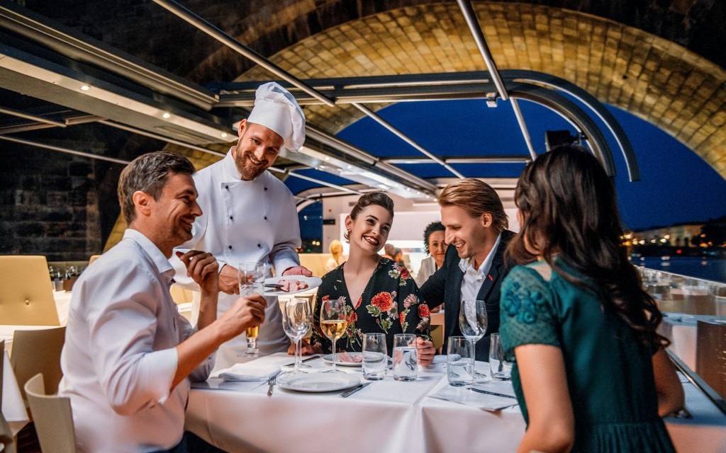 Prager Dinner-Bootsfahrt auf einem offenen Glasboot mit Live-Musik (Essential Seating)