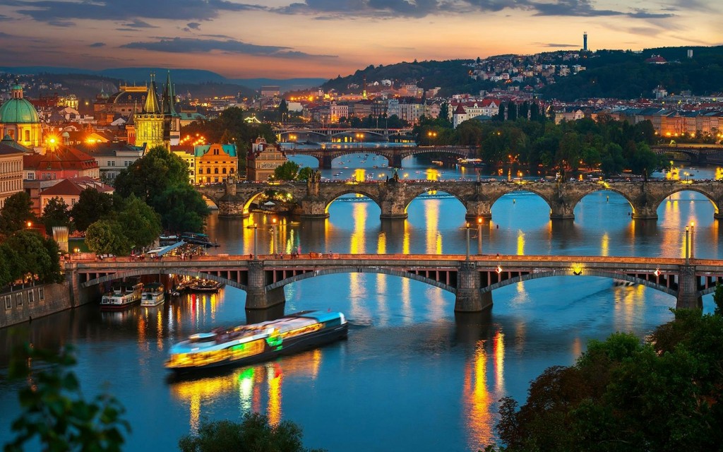 Prager Dinner-Bootsfahrt mit Live-Musik (Essential Seating)