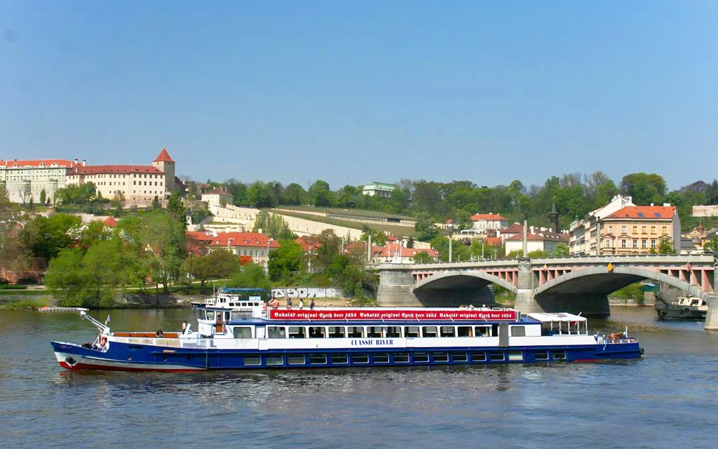 Crociera in barca di Praga con cena a buffet (3-Hour Sightseeing Cruise with Audio Guide & Buffet Dinner)