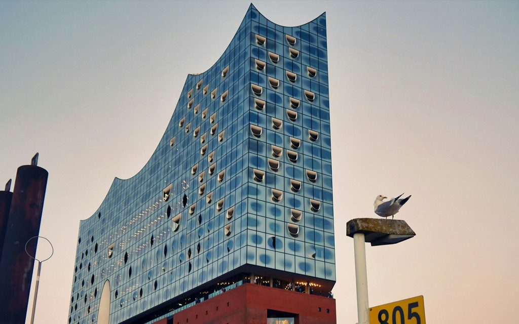 Premium Tour of Elbphilharmonie with French Rolls & Coffee (German Guided Tour)