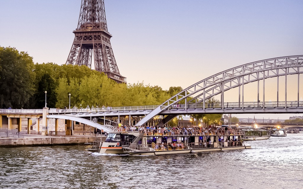 Seine River 1-Hour Sightseeing Cruise from the Eiffel Tower (Morning Seine Cruise with French breakfast)