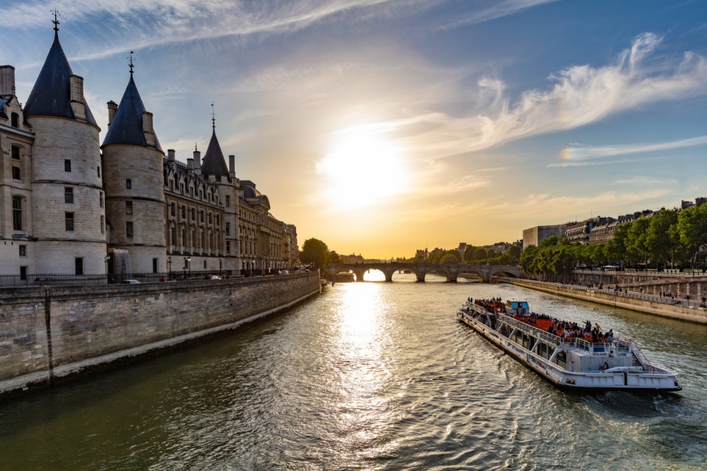 Seine River Sightseeing Cruise by Bateaux Mouches (COUPLE DEAL: Seine River Sightseeing Cruise by Bateaux Mouches for 2 Adults)