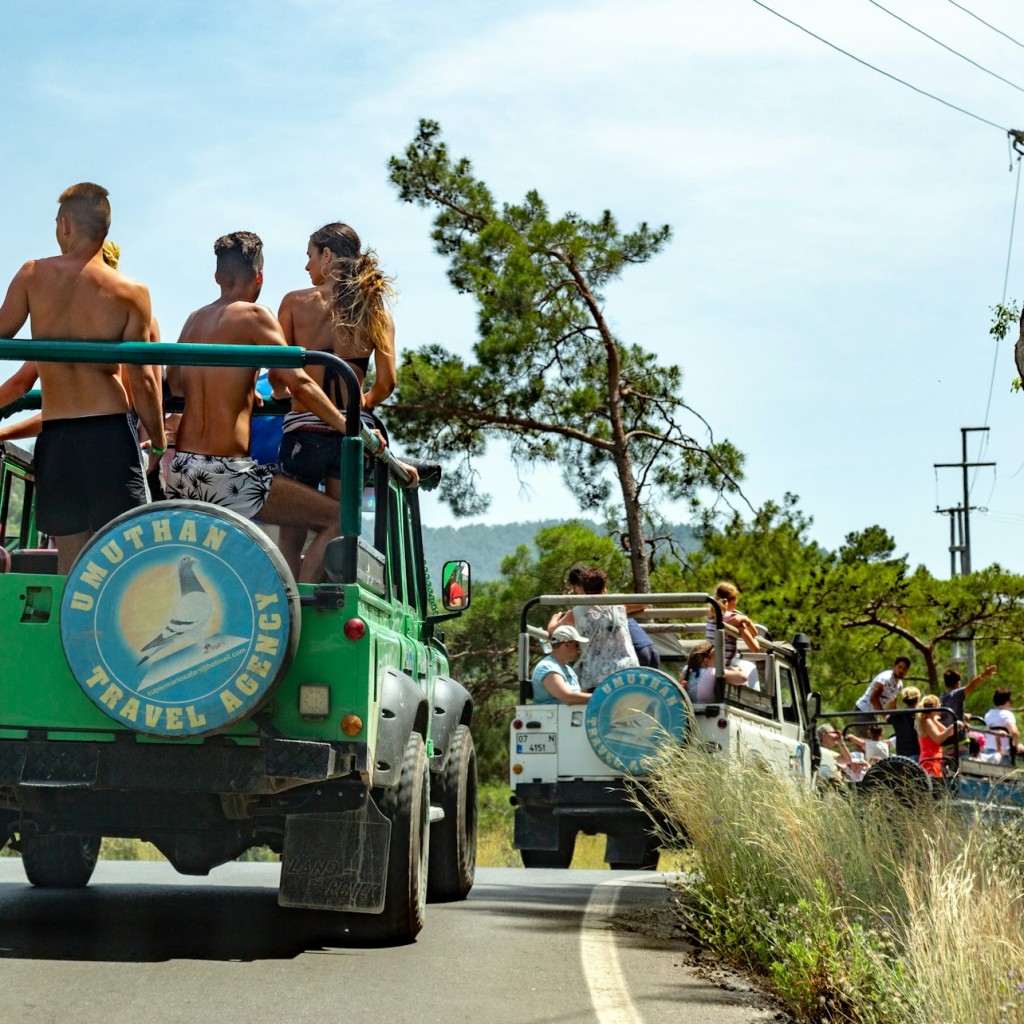 Lateral: Excursió de dia complet en safari en jeep + Dinar