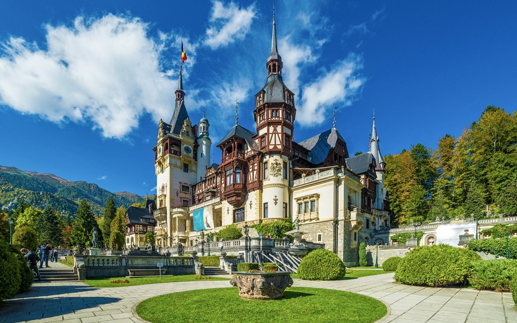 Sinaia: Peleș Castle Skip-the-Line Ticket with Audio Guide