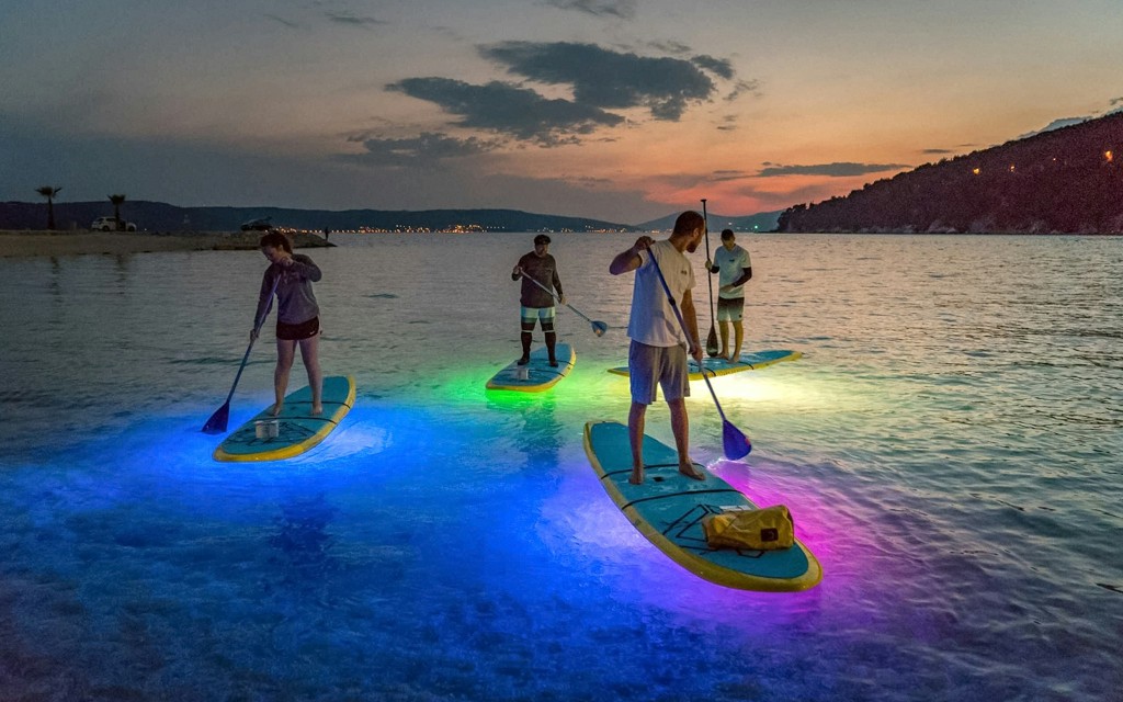 Visite nocturne de Split Glow Stand-Up Paddleboard ou Kayak (Stand-Up Paddleboard Tour)