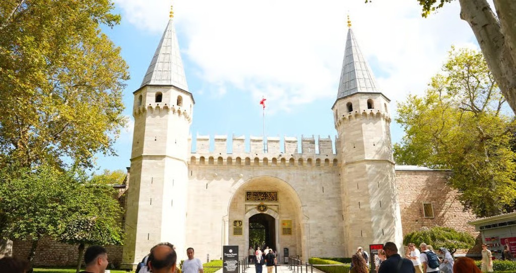 German Topkapi Palace & Harem Tour with Historian Guide