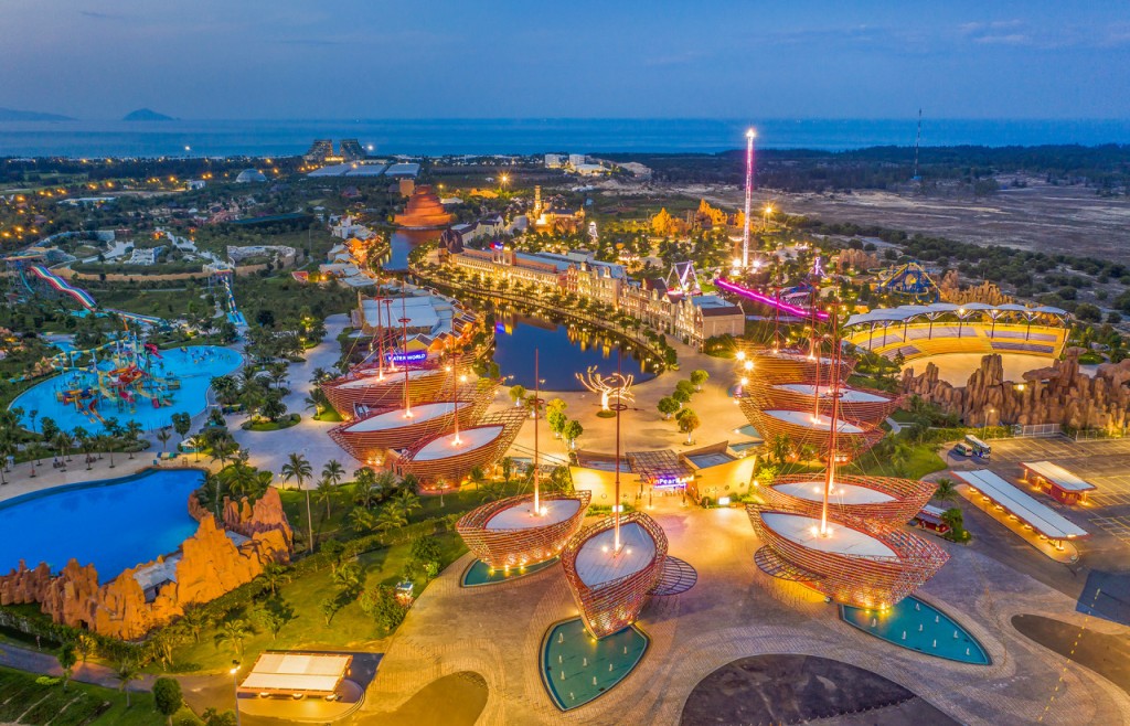 VinWonders Nam Hoi An Amusement Park Ticket (VinWonders Nam Hoi An - Partial Day Admission (from 2:00 PM) with F&B Voucher + Buggy Service)