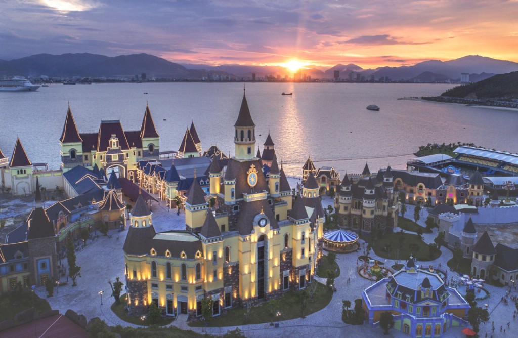 VinWonders Nha Trang Amusement Park Ticket (VinWonders Nha Trang - Evening Admission (from 6:00 PM) + Round Trip Cable Car + Buffet Dinner + Tata Show (7:30 PM))
