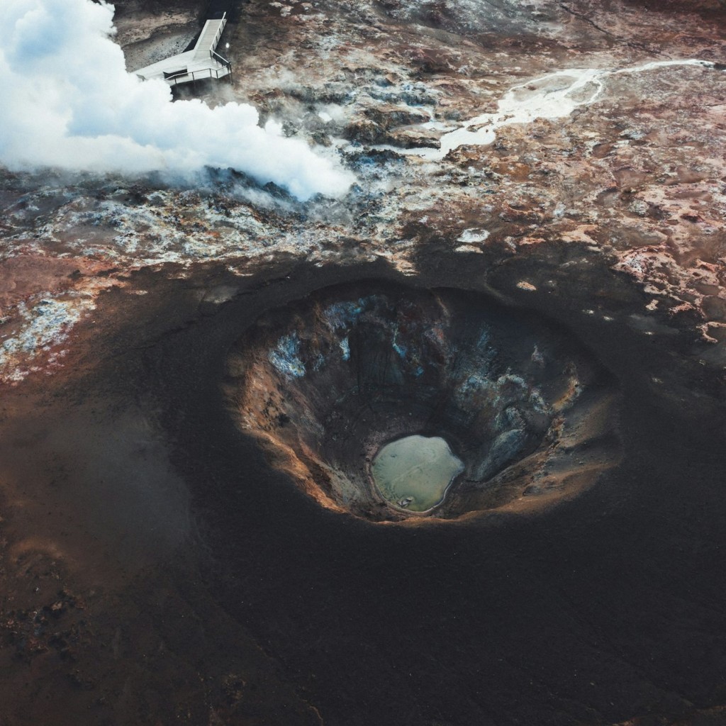 火山ハイキングとオーロラ:レイキャビクからのツアー