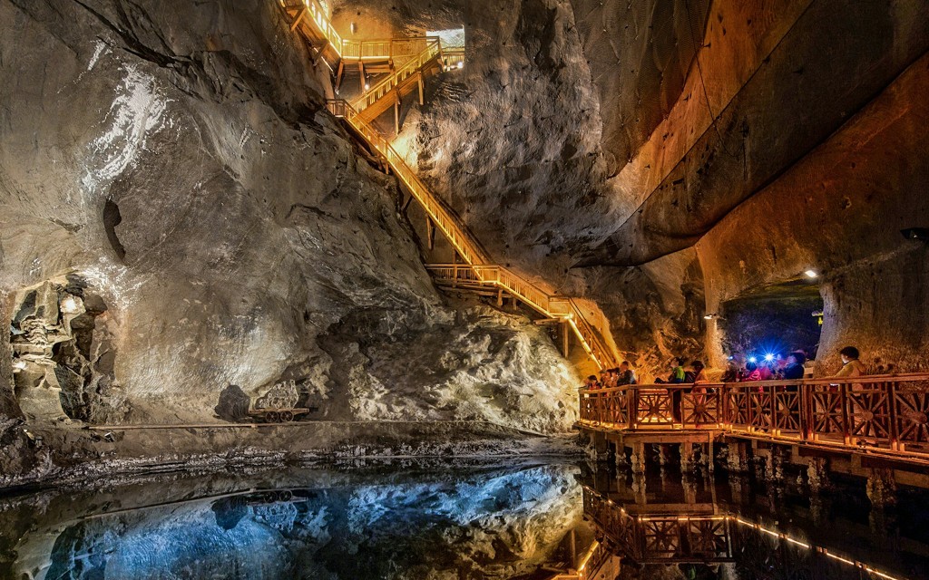Wieliczka Salt Mine Guided Tour with Skip-the-Line Tickets
(Italian Guided Tour)