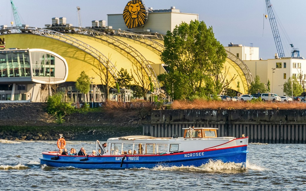 2-Hour Harbor Cruise in Hamburg with Live Commentary in German (2-hour Hamburg Harbor Boat Tour XXL) - 1