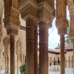 Alhambra & Generalife: Exclusive Guided Tour for Your Family or Group - 1