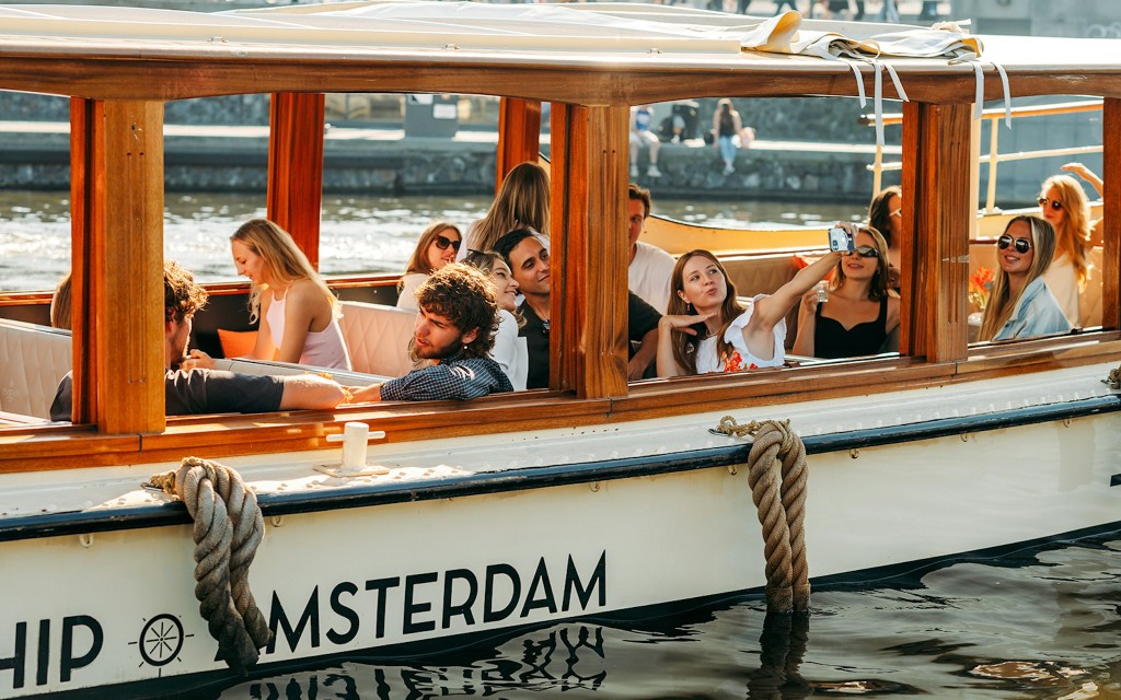 Amsterdam: 1-godzinny rejs po kanałach zamkniętą, ogrzewaną łodzią (60-Min Cruise from Centraal Station with Cheese and Drinks) - 3
