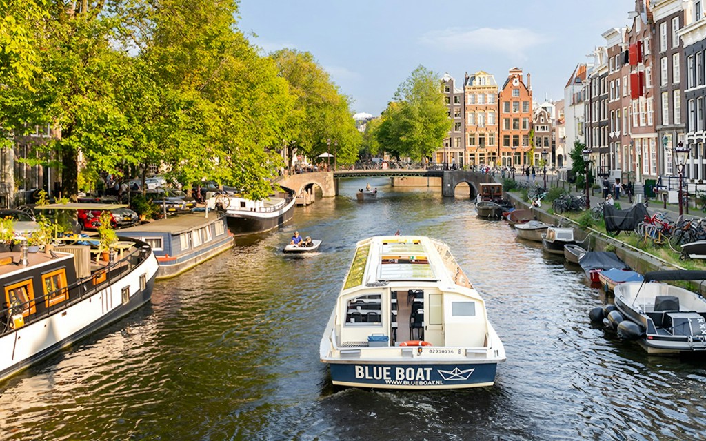 Amsterdam: 75-minütige Grachtenfahrt mit einem beheizten Boot mit verschließbarem Dach (From Hard Rock Cafe Pier) - 3