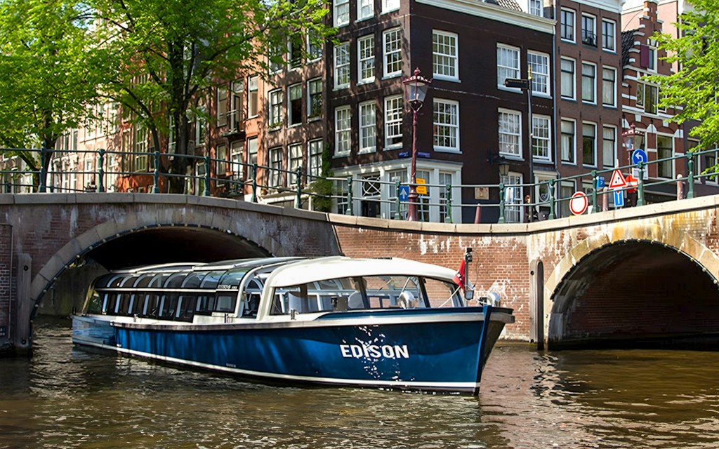 Amsterdam: 75-minütige Grachtenfahrt mit einem beheizten Boot mit verschließbarem Dach (From Hard Rock Cafe Pier - With Snackbox) - 2