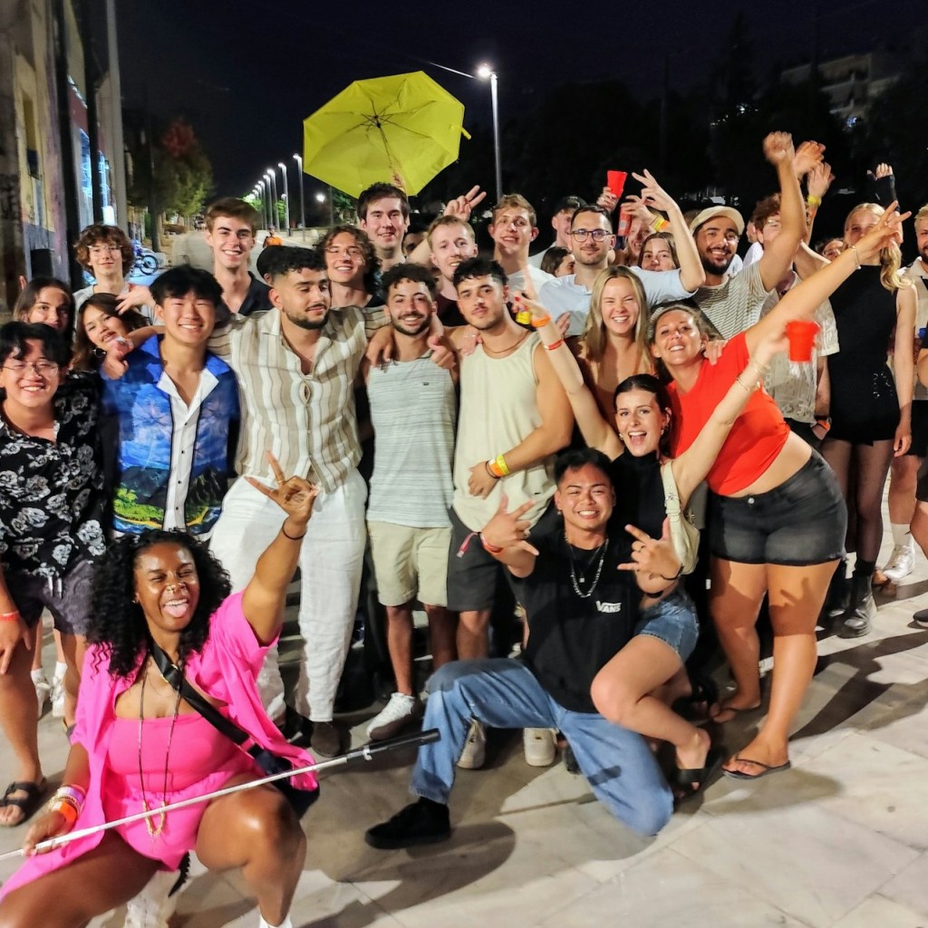 Atenas: Pub Crawl + Bebidas Ilimitadas + Entrada em Boate - Drunken Owl Experience - 2