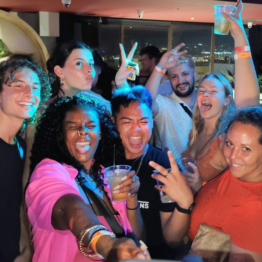 Atenas: Pub Crawl + Bebidas Ilimitadas + Entrada em Boate - Tipsy Owl Experience - 1