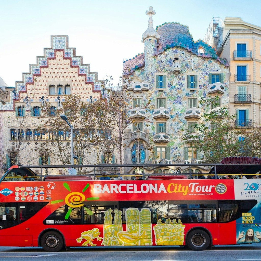 Barcelona: miejska wycieczka autobus hop-on hop-off + ekologiczny rejs katamaranem - 2-Day Ticket - 1