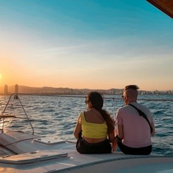 Barcelona: rejs katamaranem Premium w ciągu dnia lub po zachodzie słońca - 1