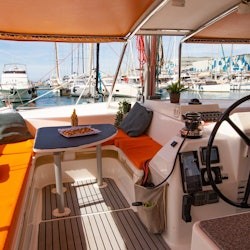 Barcelona: rejs katamaranem Premium w ciągu dnia lub po zachodzie słońca - 2
