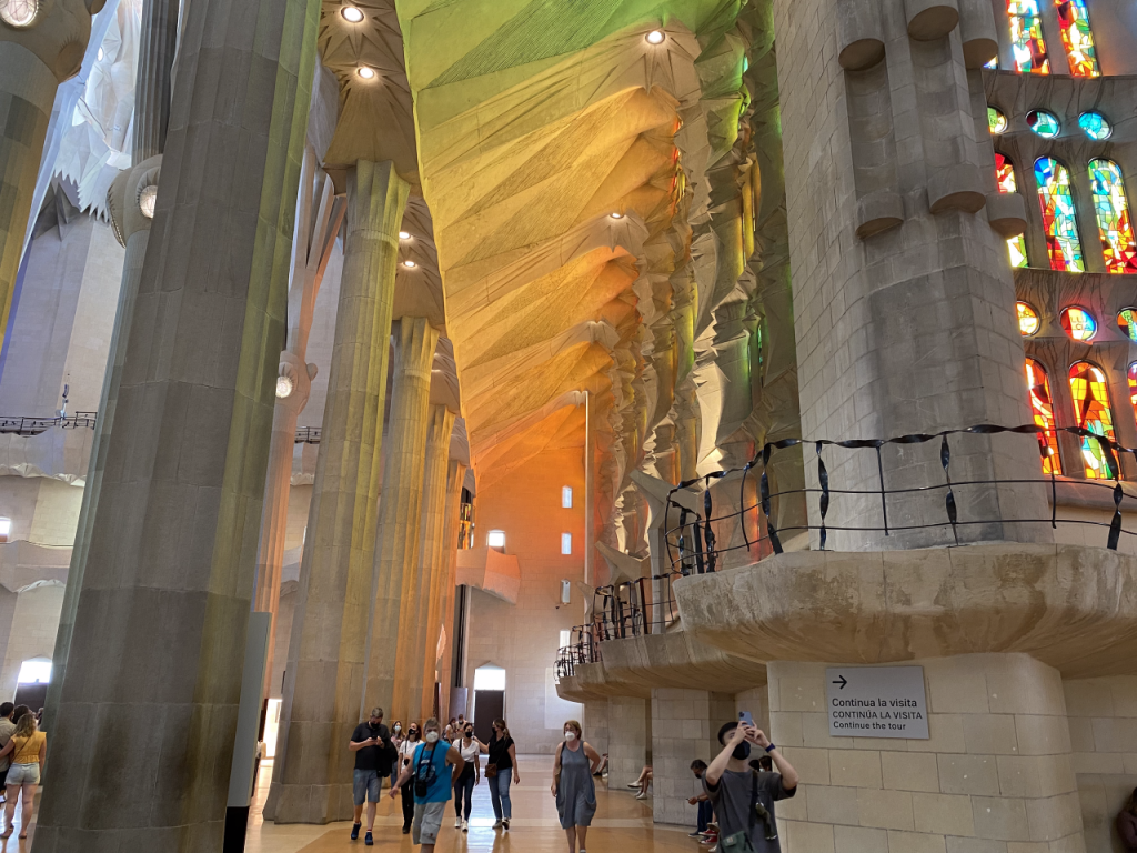 Barcelona Highlights: Sagrada Familia and Gaudi Houses Guided Tour in English, Mandarin, Korean (Barcelona Highlights: Sagrada Familia and Gaudi Houses Tour (Mandarin)) - 2