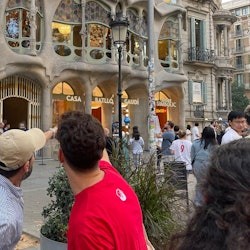 Barcelona: Piesza wycieczka z przewodnikiem w małej grupie + tapas i napoje - 1