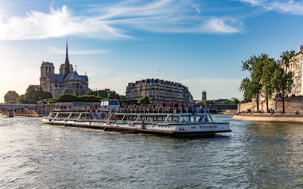Bateaux Mouches® Seine River 1-Hour Sightseeing Cruise with Live Commentary (Seine River Cruise Tickets + Live Commentary) - 2