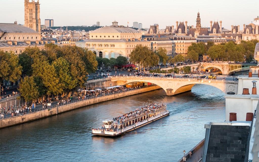 Bateaux Mouches® Seine River 1-Hour Sightseeing Cruise with Live Commentary (Seine River Cruise Tickets + Live Commentary) - 3