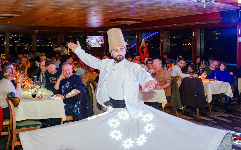 Bosporus-Schifffahrt mit 4-Gänge-Abendessen, Live-Show und privatem Tisch (4-Course Dinner + 2 Alcoholic Drinks with Hotel Transfers) - 3