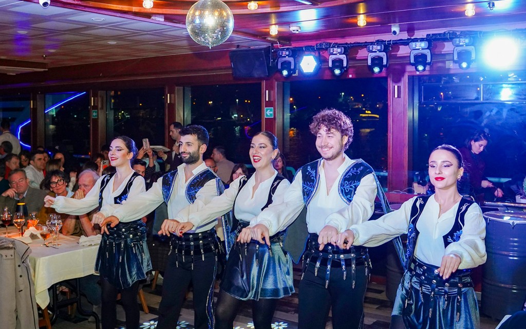 Bosporus-Schifffahrt mit 4-Gänge-Abendessen, Live-Show und privatem Tisch (4-Course Dinner + Unlimited Soft Drinks) - 2