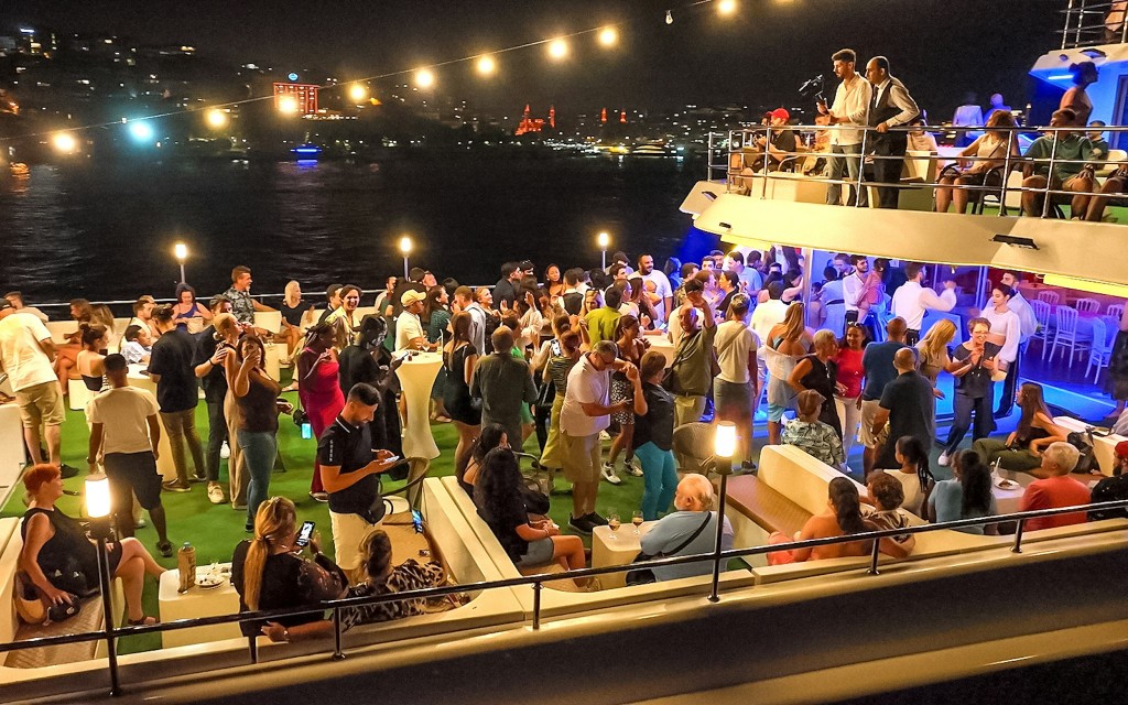 Bosporus-Dinner-Kreuzfahrt mit türkischer Show & privatem Tisch (VIP Dinner Menu, VIP Lounge & Unlimited Soft Drinks with Hotel Transfers) - 1