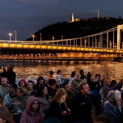 Budapest: Abendliche Bootstour auf der Donau + Audioguide + 1 Getränk - 1
