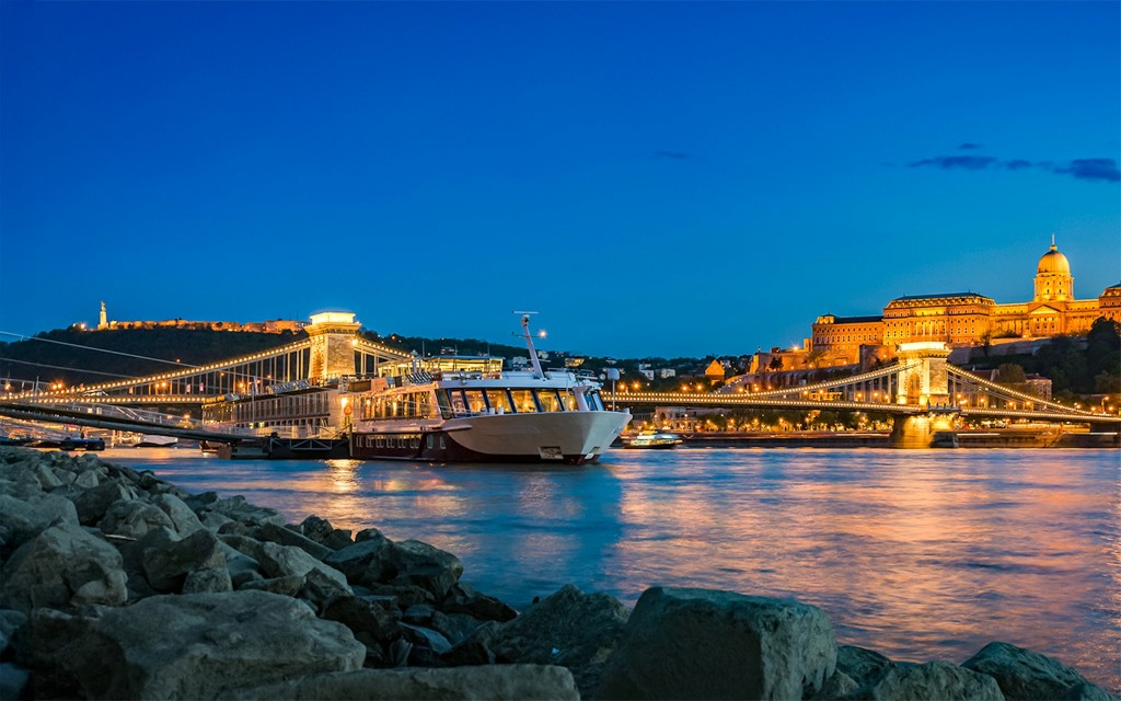 Budapest Danube River Nighttime Sightseeing Cruise (Sightseeing Cruise with Welcome Drink) - 1