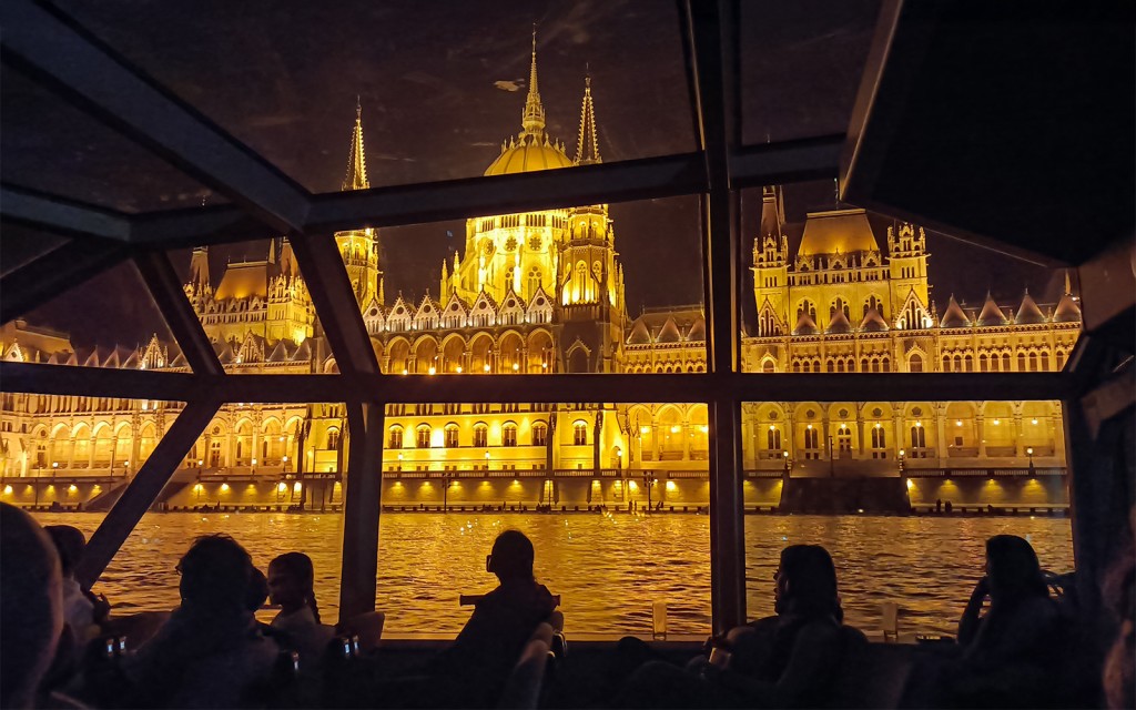 Budapest Danube River Nighttime Sightseeing Cruise (Sightseeing Cruise with Welcome Drink) - 2