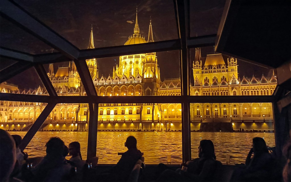 Budapest Danube River Nighttime Sightseeing Cruise (Sightseeing Cruise with Welcome Drink) - 2